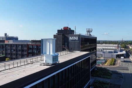 BMW testet Aeromine: Blattlose Windkraftanlage auf dem Dach der MINI-Fabrik
