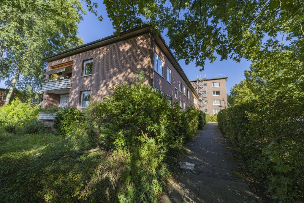 Blick durchs Grüne auf das zweigeteilte Gebäude in Hamburg-Ohlsdorf.