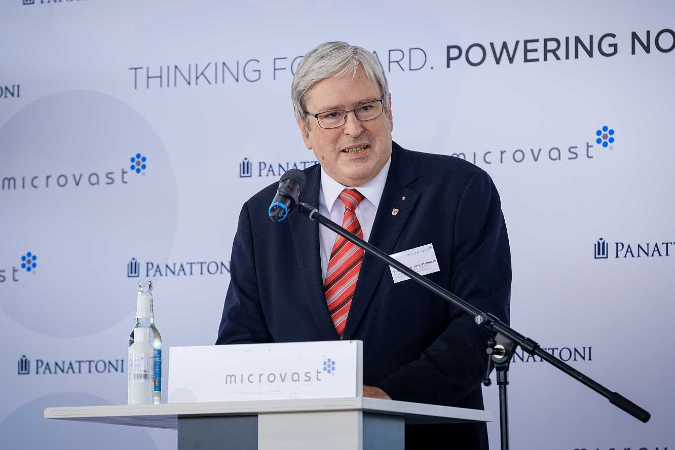 Wirtschaftsminister Steinbach beim Richtfest von Microvast.
