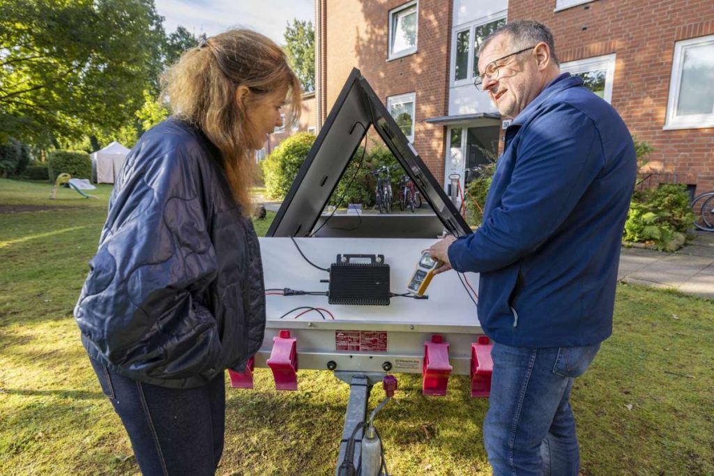 Vermieter Warsch mit einer Mieterin: So funktioniert Balkonkraftwerkstechnik.