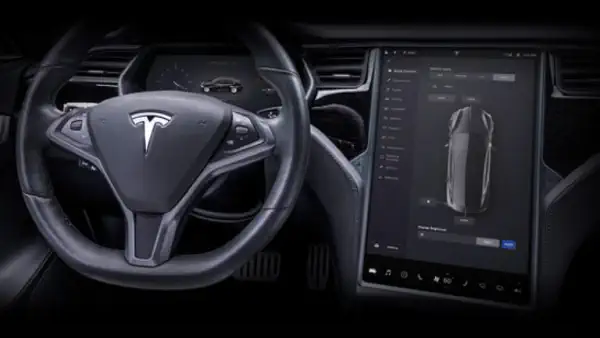 Cockpit digitalisiert mit Bildschirm von Tesla