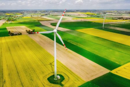 Schnelle Energiewende bis 2050 senkt Kosten um zwölf Billionen Euro