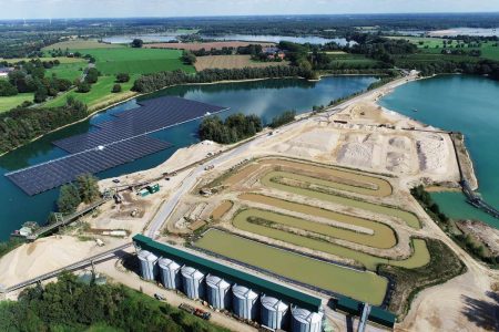 Energiewende in NRW: Größte schwimmende Solaranlage im Kieswerk von Holemans