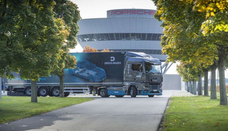 MAN eTGX E-LKW Dräxklmeier vor Porsche-Werk in Leipzig