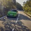 Renault R5 in grün auf der Straße mit Sonnenschatten - Renaulution