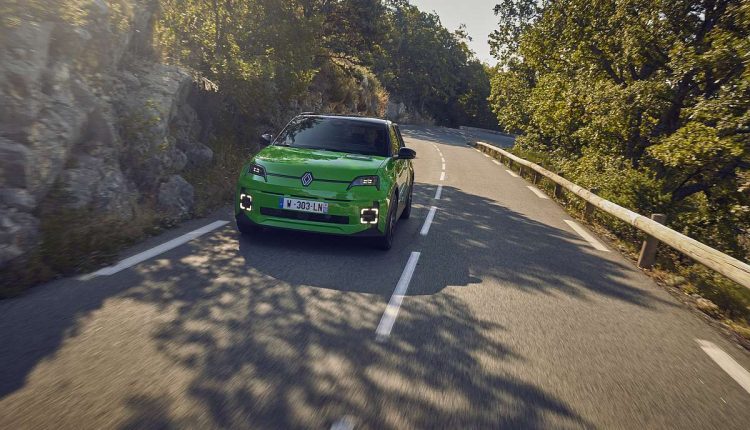 Renault R5 in grün auf der Straße mit Sonnenschatten - Renaulution