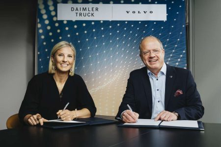 Software-definierte LKW: Daimler Truck und Volvo Group schließen sich für  zusammen