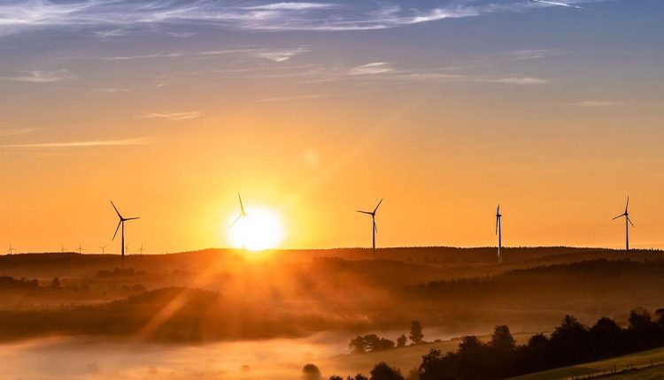 Sonnenaufgänge vor Windrädern