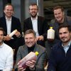 Team von Green Elephant Biotech mit Biopolymer-Flasche