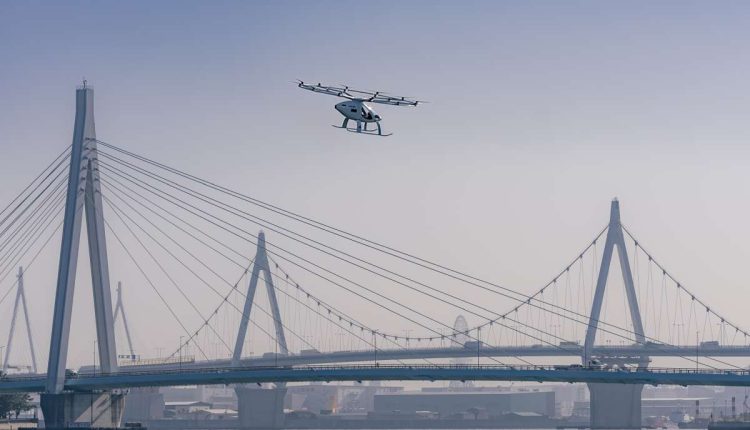 Volocopter 2X fliegt in Osaka zwischen Brücken
