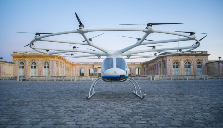 Volocopters Flugtaxi vor der historischen Kulisse des Schloss Versailles im Großraum Paris